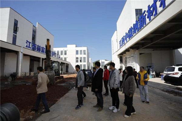 記者節(jié)：媒體聚焦昌南新區(qū)、城投集團(tuán)重點(diǎn)項(xiàng)目建設(shè)工地