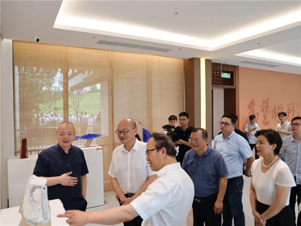 中國(guó)美術(shù)學(xué)院景德鎮(zhèn)藝創(chuàng)中心啟幕展暨揭牌儀式舉行——金一斌吳雋出席并共同揭牌